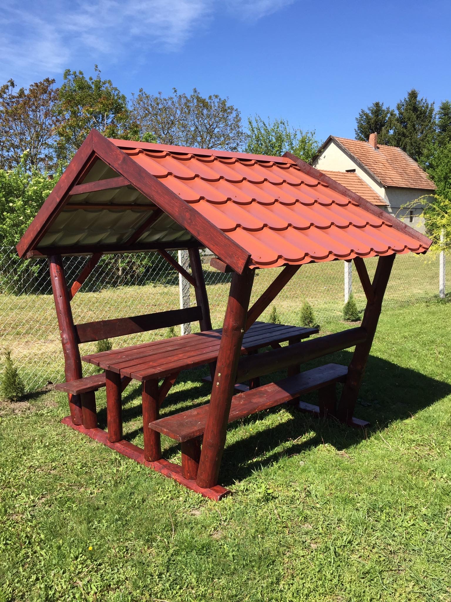 lemeztetős kerti kiülő, filagória, szaletli